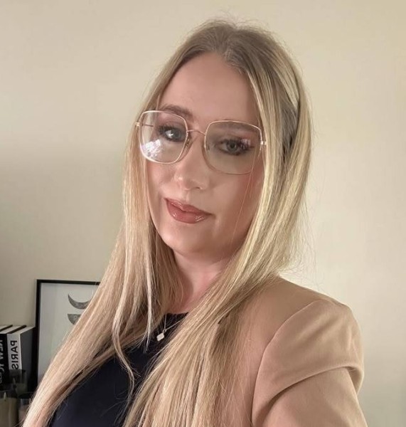 Mia, 36, United States