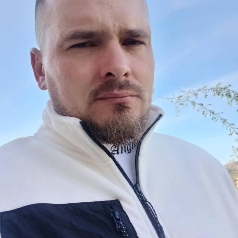 Alexandru, 37, Bo