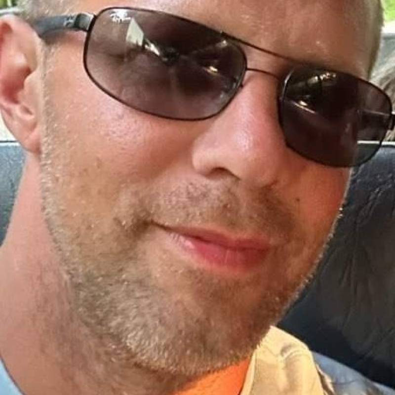 James, 47, Secovce