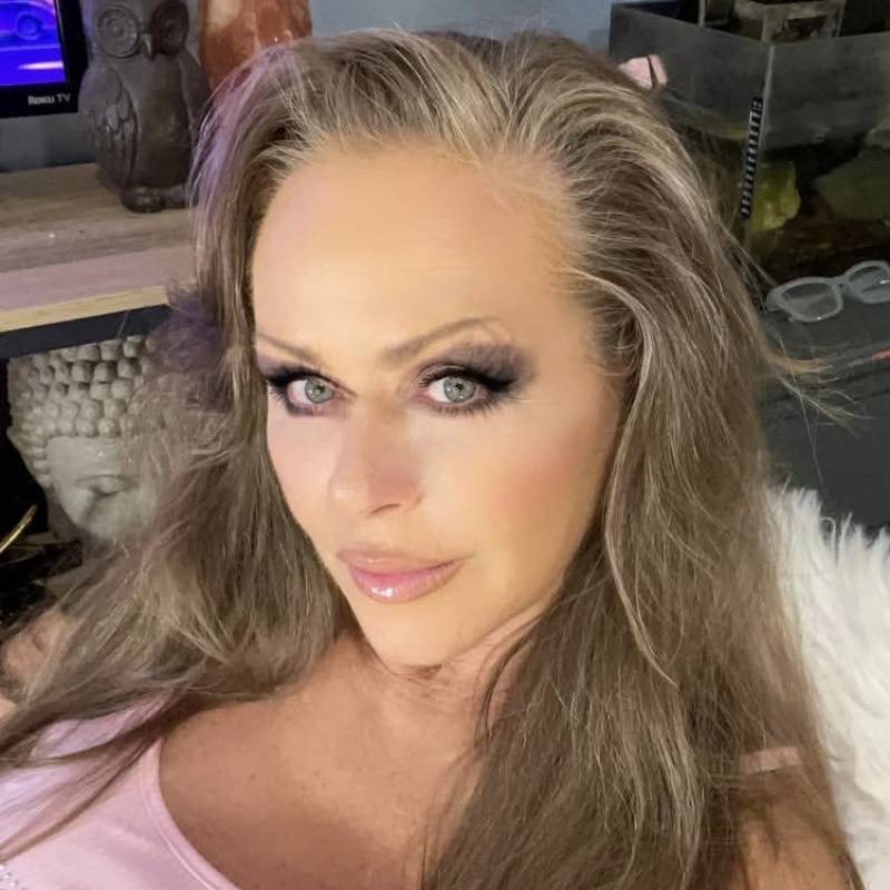 Serena, 43, Ebbu