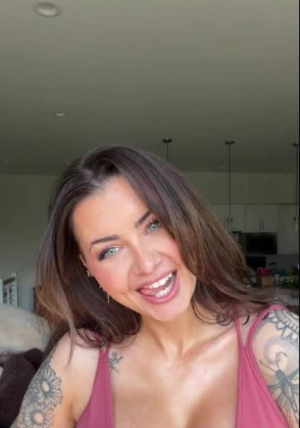 Dakota, 31, Wan Tau Tong