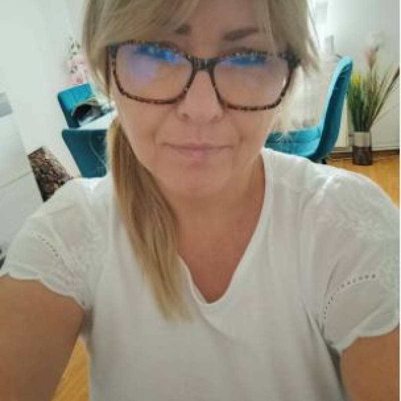 Joy, 51, Con