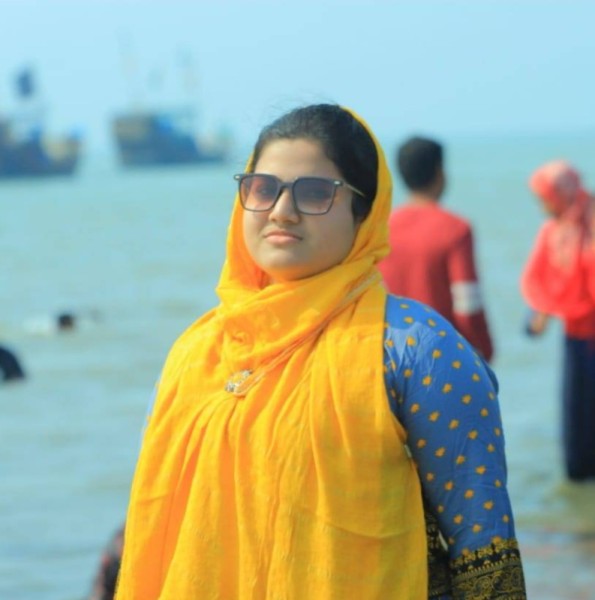 AKHNOOR, 25, Schlitz
