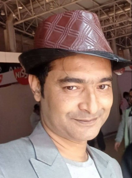 Mahadi, 40, Distraccin